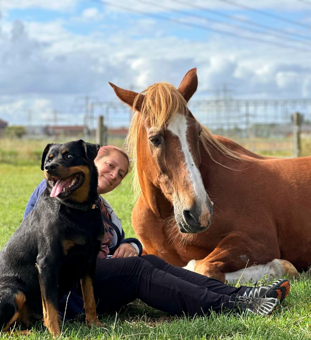 Annett Jakob mit Pferd und Hund auf der Weide