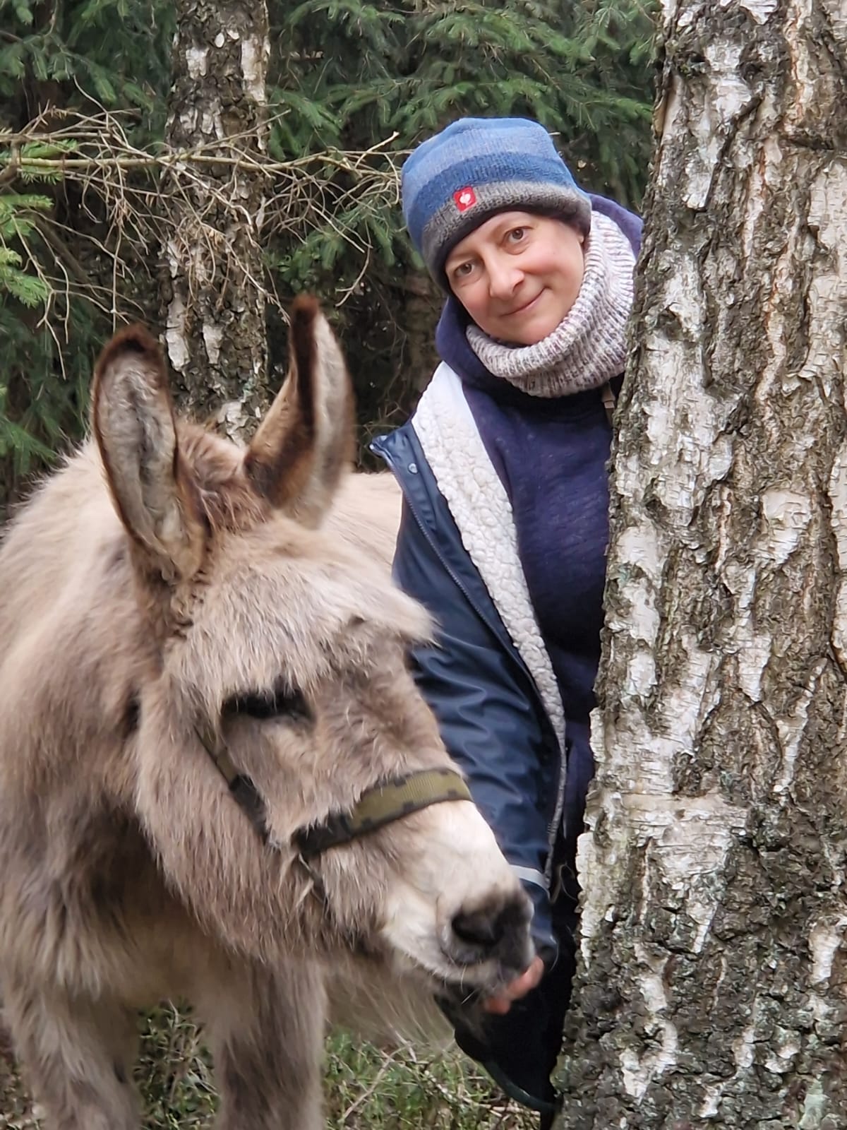 Annett Jakob mit Esel im Wald
